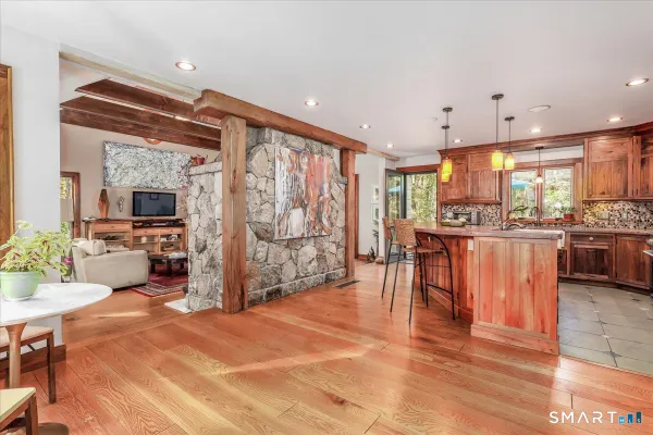 81 LAKESIDE DR