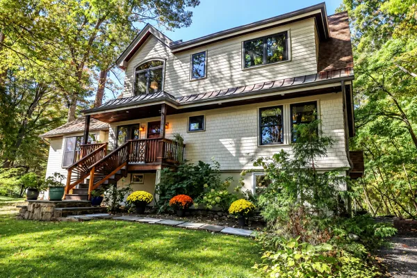 81 LAKESIDE DR