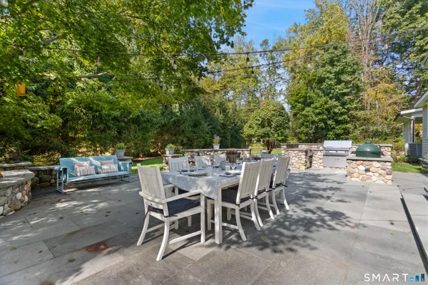 11 WOODSIDE LN