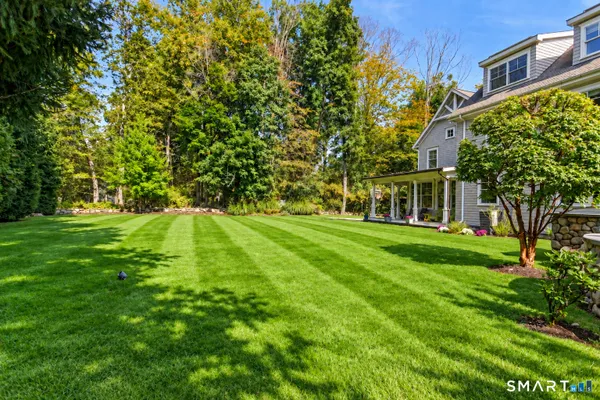 11 WOODSIDE LN