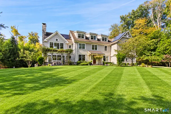 11 WOODSIDE LN