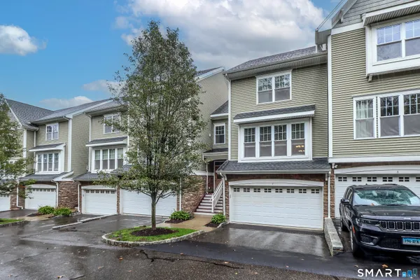 7 LAWRENCE AVE 7