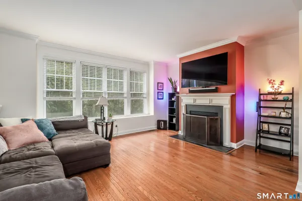 7 LAWRENCE AVE 7