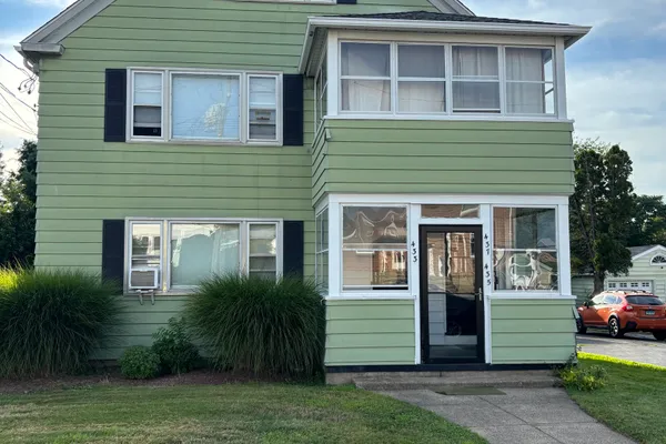 433 THOMPSON ST