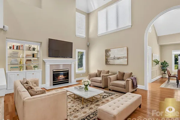 5719 BALLINARD LN