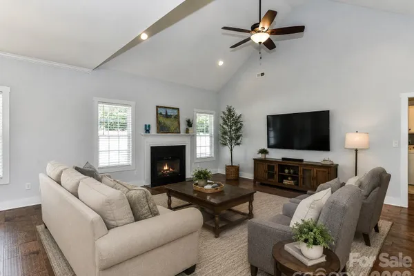 423 ELLICOTT LN