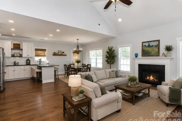423 ELLICOTT LN