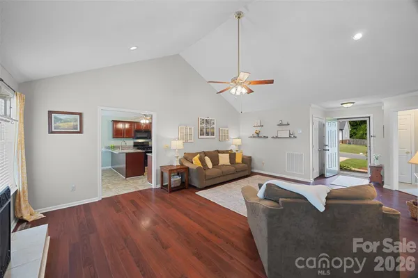 808 CHIPMEADOW LN