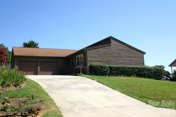 1647 WOODRIDGE CIR