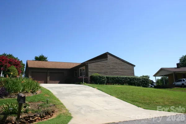 1647 WOODRIDGE CIR