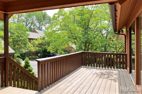 25 VILLAGE DR