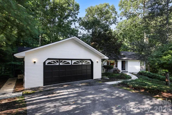 18 E ROSEWOOD TRL