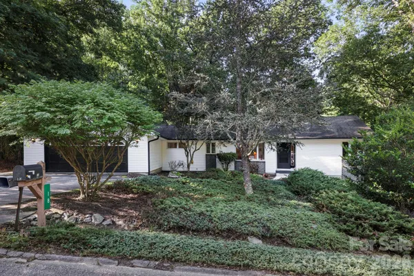 18 E ROSEWOOD TRL