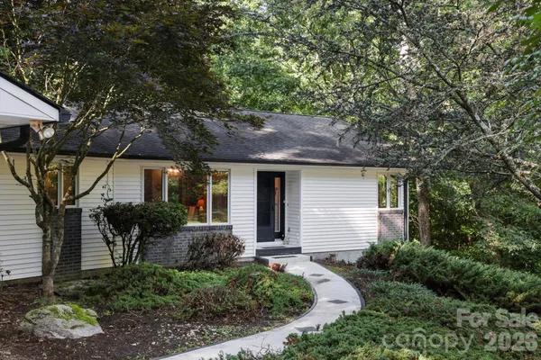 18 E ROSEWOOD TRL