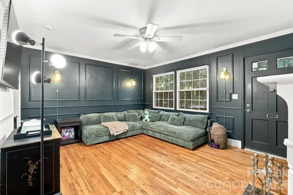 200 N LAUREL AVE 15B