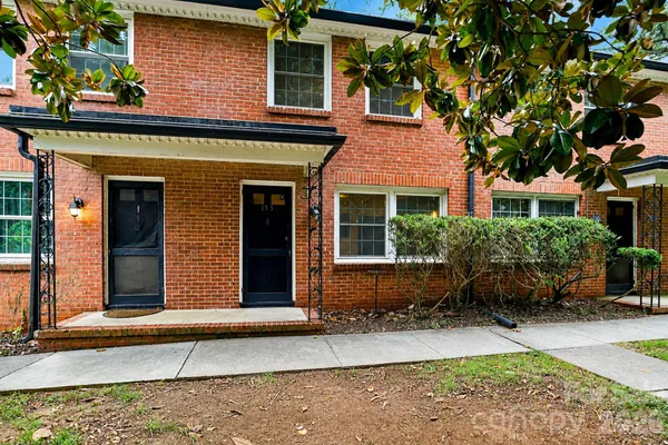 200 N LAUREL AVE 15B