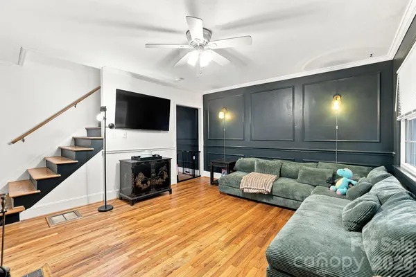 200 N LAUREL AVE 15B