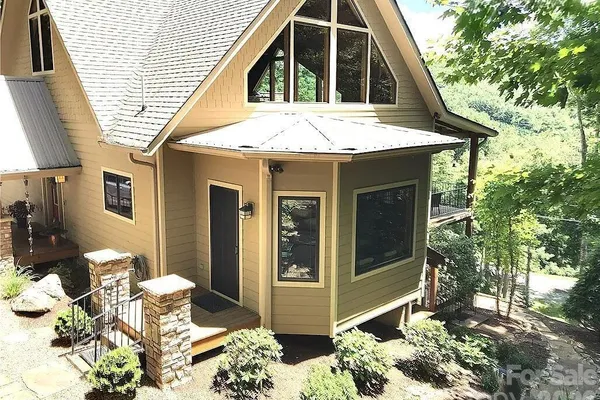 811 HEMLOCK DR