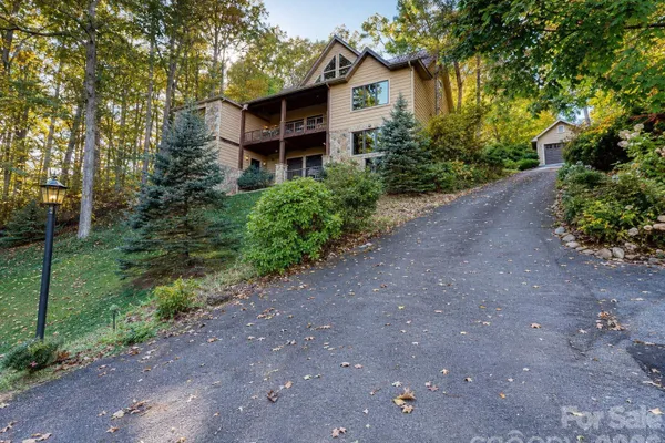 811 HEMLOCK DR