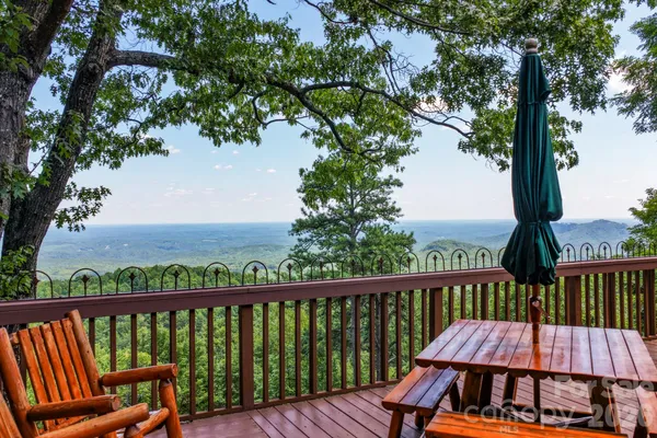 155 HICKORY NUT LN