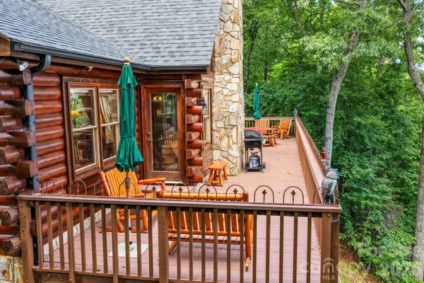 155 HICKORY NUT LN