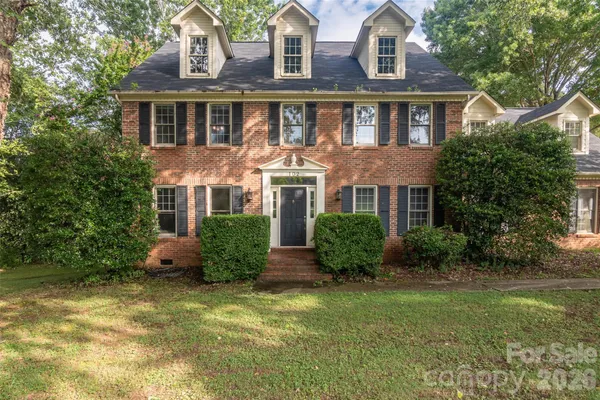 102 RIDGEVIEW DR