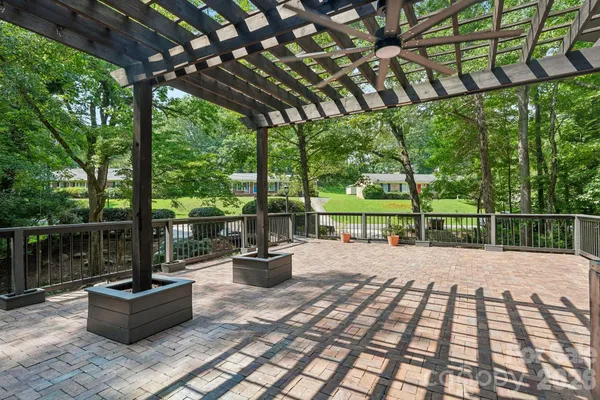 407 ROBINWOOD DR