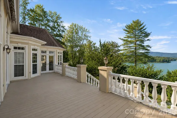 705 LAKE CLUB DR
