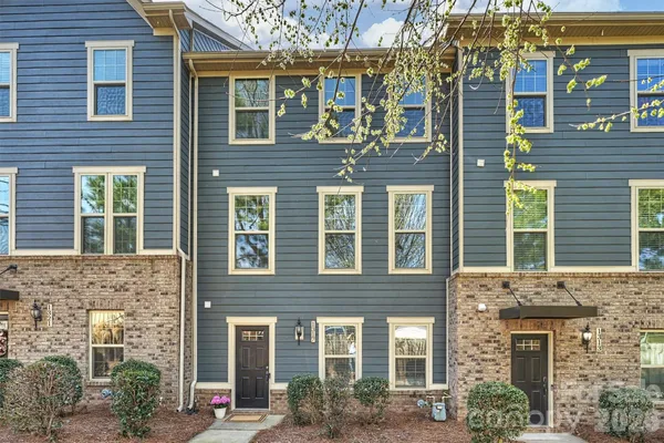 1317 QUEEN LYON CT