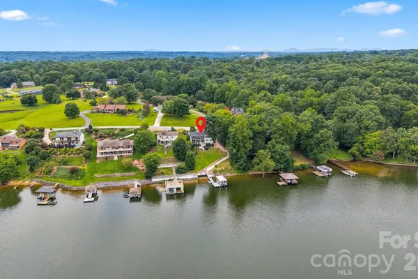 220 LAKESHORE LN