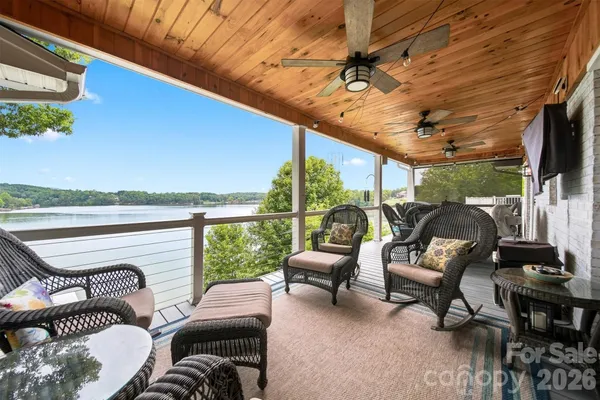 220 LAKESHORE LN