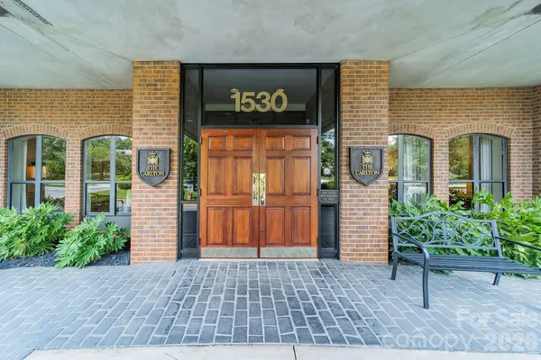 1530 QUEENS RD 304
