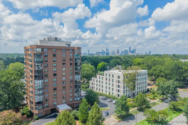 1530 QUEENS RD 304