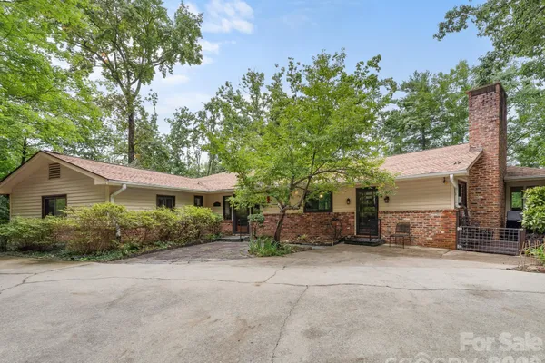 12 E PARK DR