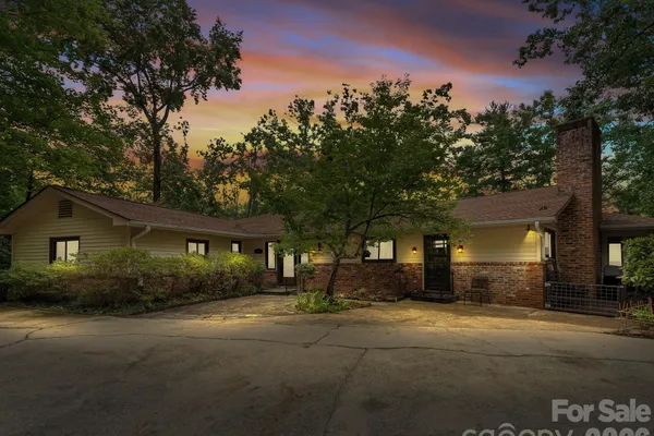 12 E PARK DR