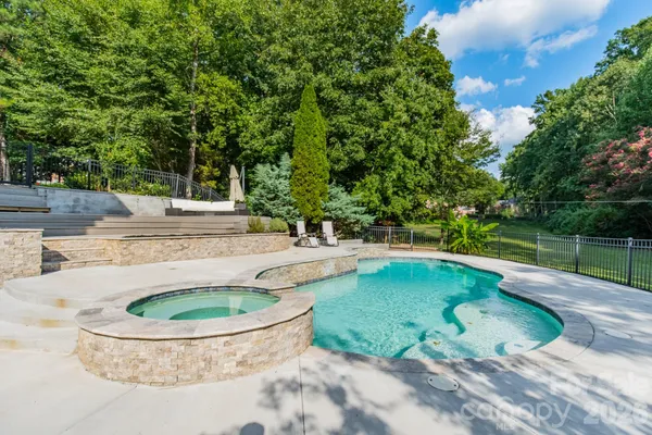 2006 SANDY POND LN