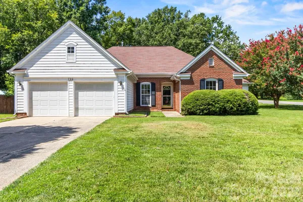 739 OAKBLUFF CIR