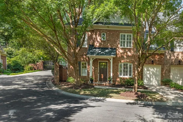 221 CROWNSGATE CT