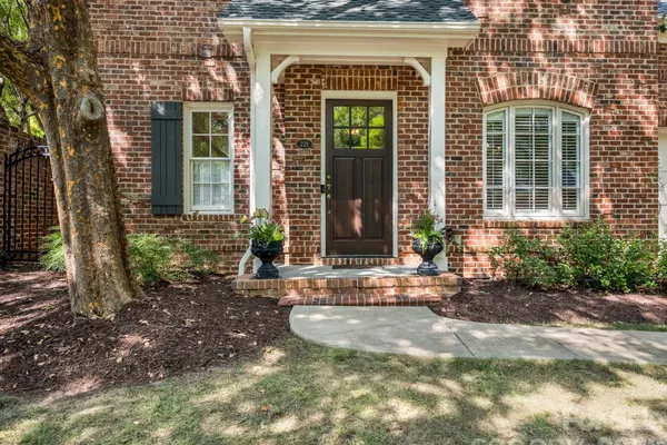 221 CROWNSGATE CT