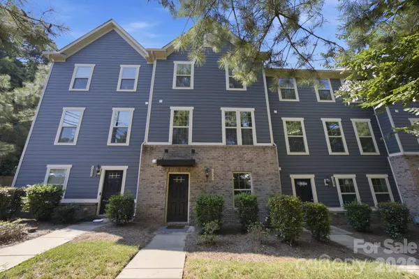 1321 QUEEN LYON CT