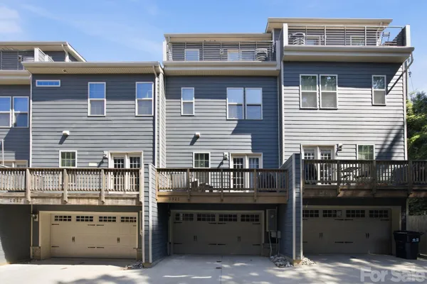 1321 QUEEN LYON CT