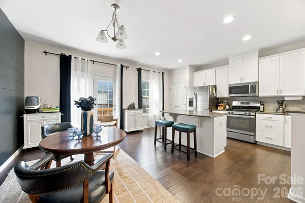 1321 QUEEN LYON CT