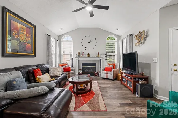 8057 SULTANA CIR