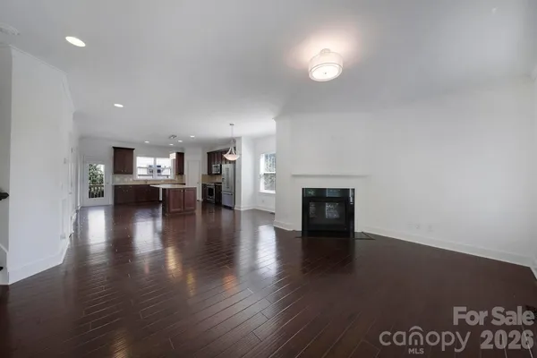 704 LAMAR AVE