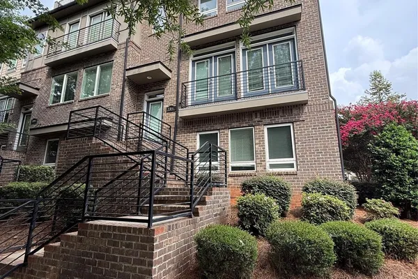 704 LAMAR AVE