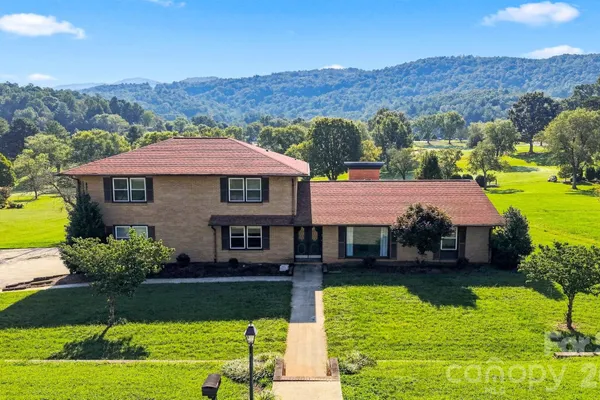 2796 LAKEVIEW DR