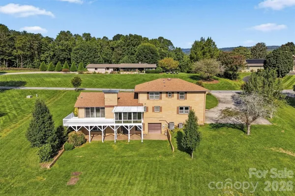 2796 LAKEVIEW DR