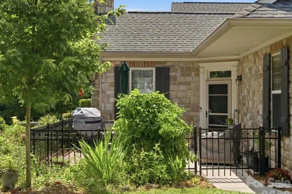 868 LEDGESTONE CT