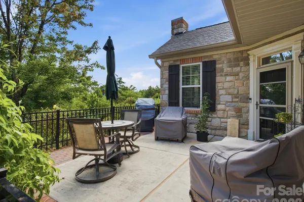 868 LEDGESTONE CT