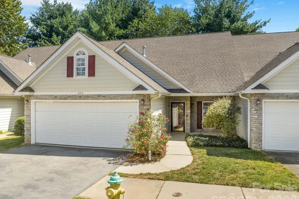 896 W POINTE DR